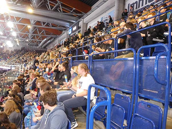 Handballer bei der Black Night des HCE